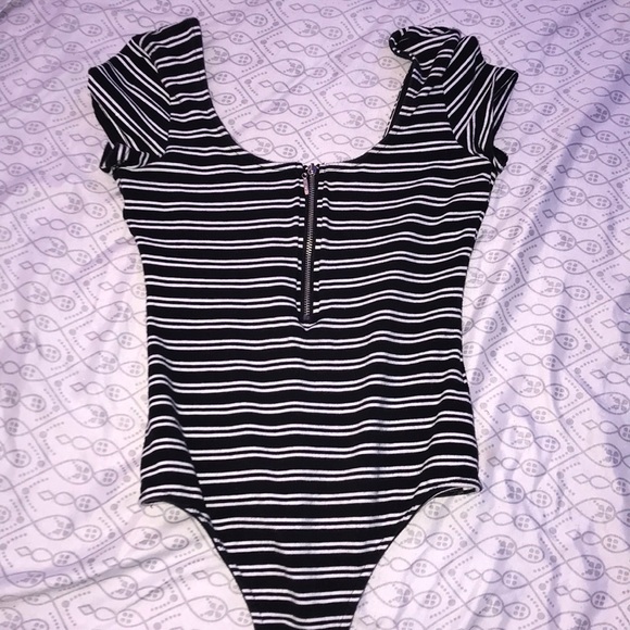 Guess Off the shoulder bodysuit - Picture 1 of 3